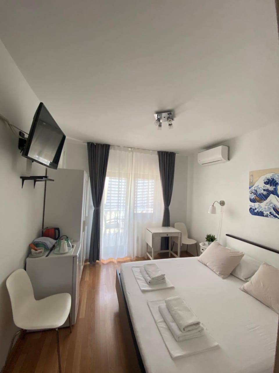 Bed, Seating area