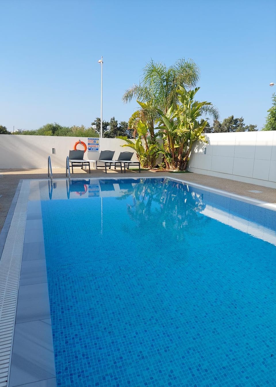 Pool view, Swimming pool, sunbed