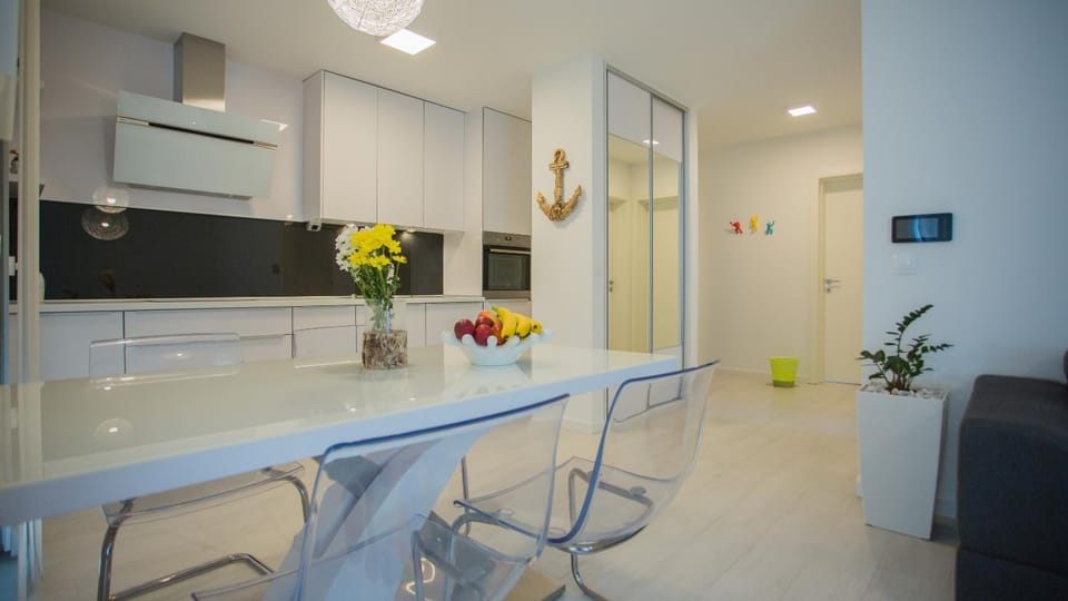 Kitchen or kitchenette, Dining area