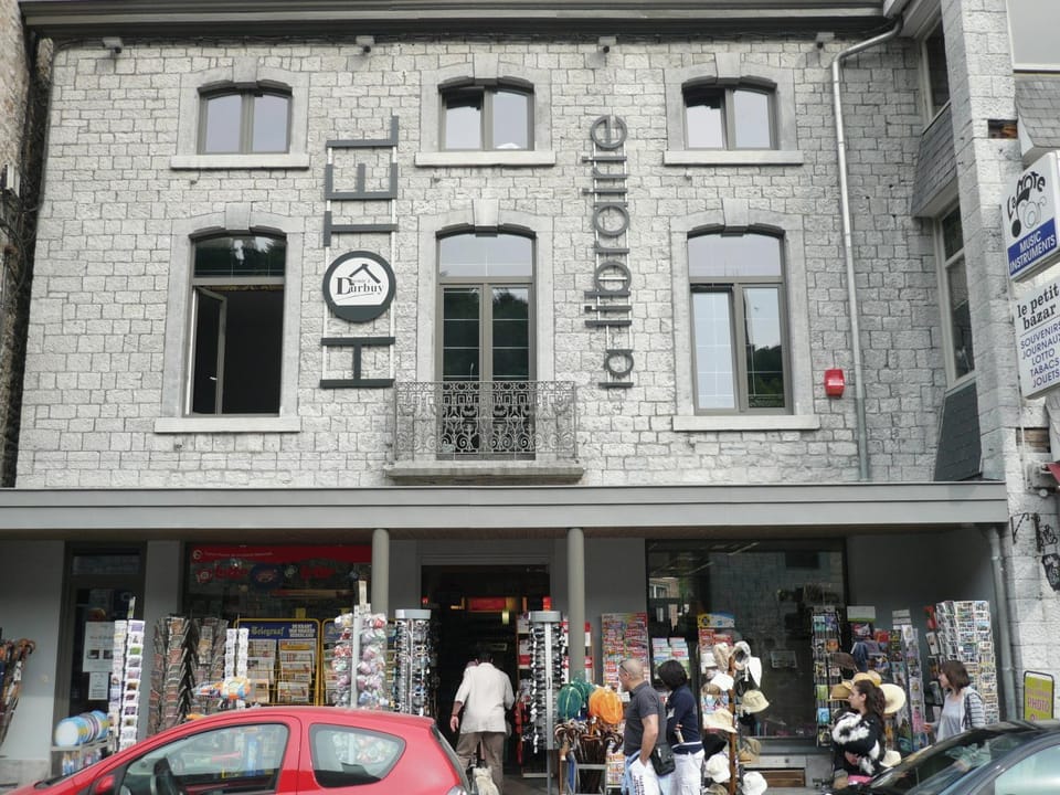 Facade/entrance, On-site shops