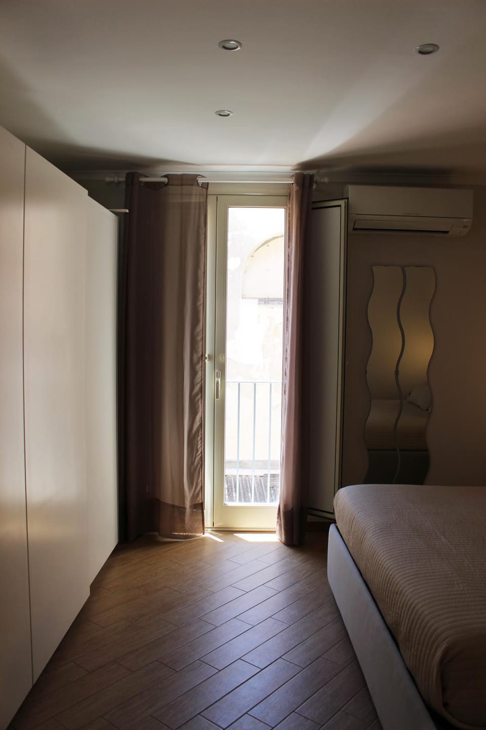 Photo of the whole room, Bedroom, wardrobe