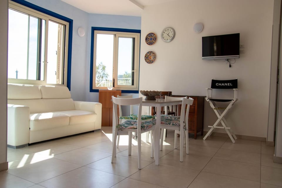 Communal lounge/ TV room, TV and multimedia, Kitchen or kitchenette, Living room, Photo of the whole room, Decorative detail, Seating area, Dining area, Evening entertainment, Area and facilities, minibar