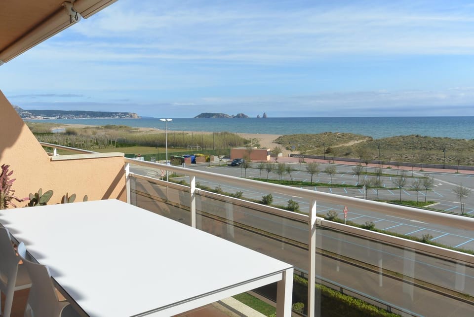Balcony/Terrace, Landmark view, Sea view, Street view