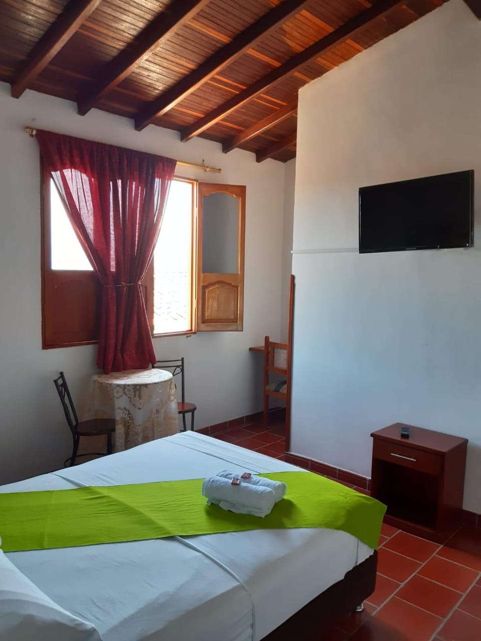 Bed, TV and multimedia, Photo of the whole room