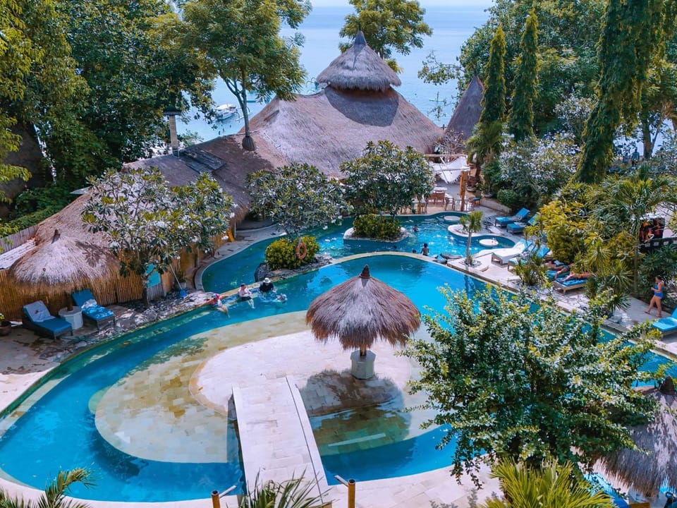 Spring, Day, Swimming pool, Swimming pool, sunbed