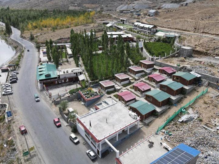 Property building, Day, Natural landscape, Bird's eye view, Location, Parking