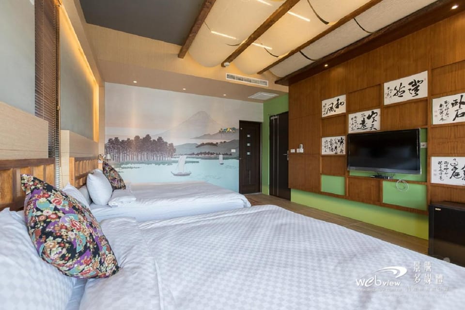 Photo of the whole room, Bedroom