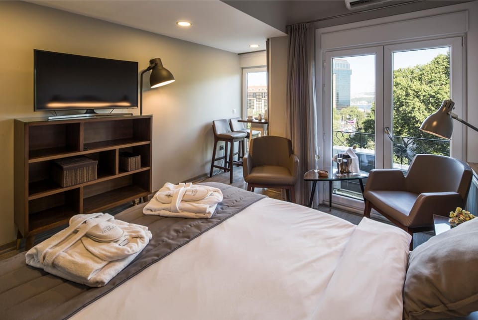 Bed, Garden, View (from property/room), Bedroom