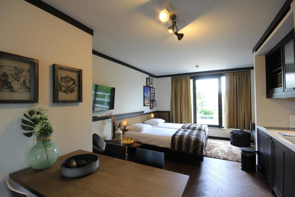 Bed, TV and multimedia, Kitchen or kitchenette, Seating area, Dining area