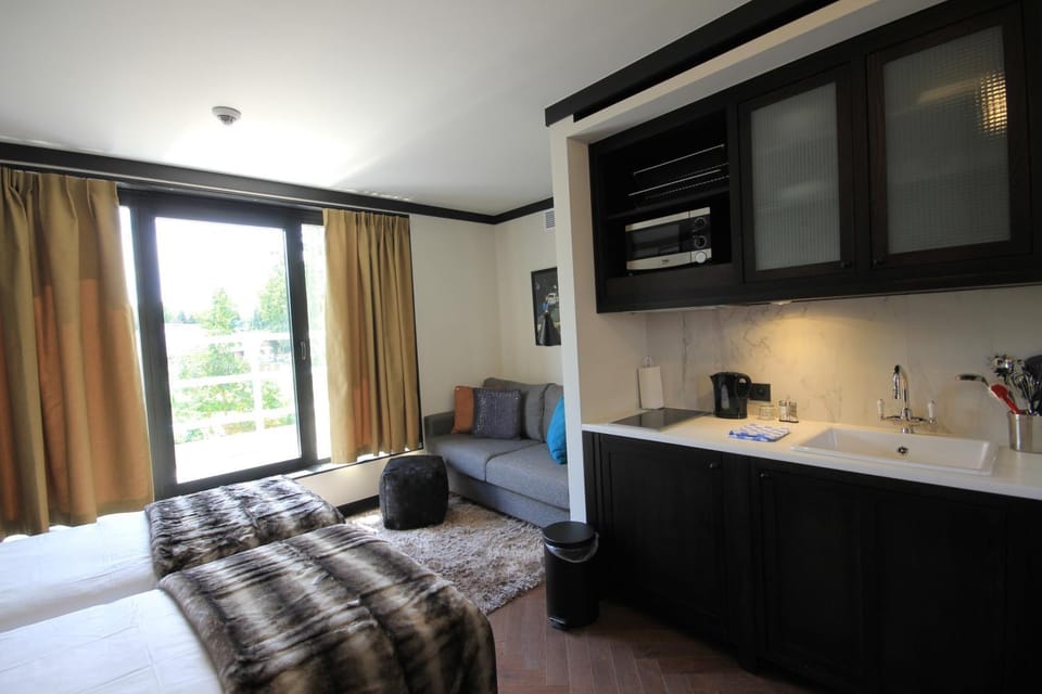 Bed, Coffee/tea facilities, View (from property/room), Kitchen or kitchenette, Seating area, microwave