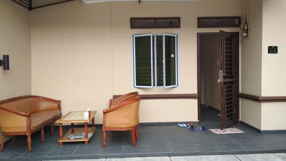 Facade/entrance, Day, Seating area, On site