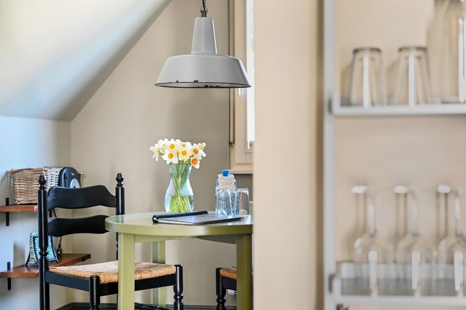 Seating area, Dining area