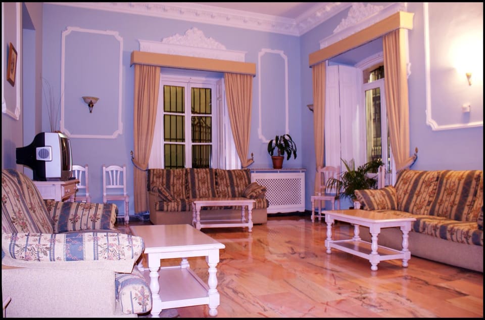 Communal lounge/ TV room