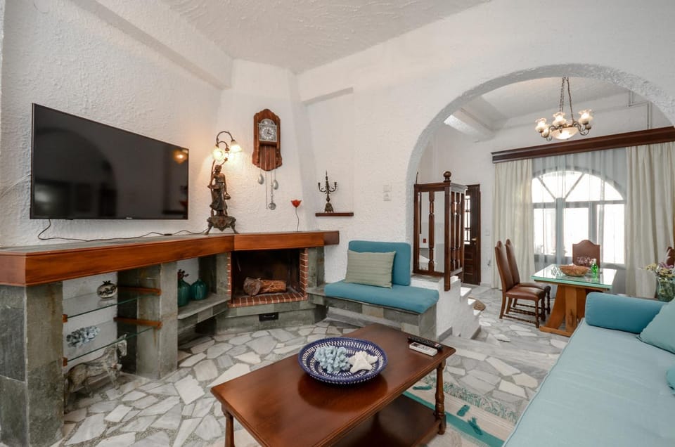 TV and multimedia, Living room, Seating area, Dining area