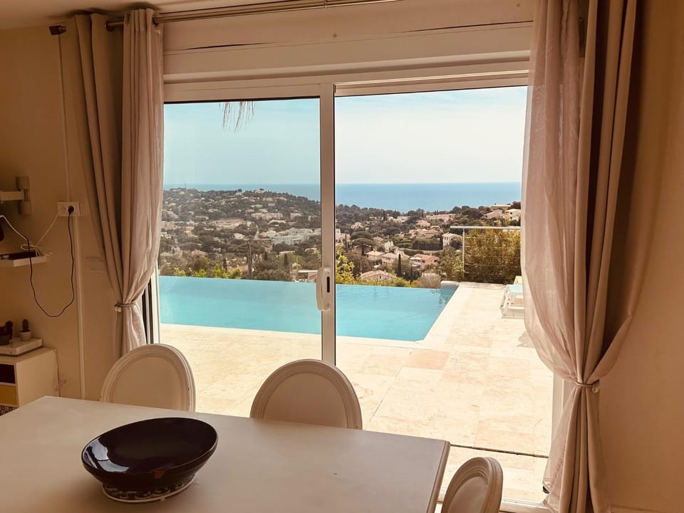 new! Villa privée avec piscine individuelle et vue mer panoramique, au calme, proche plages et Saint-Tropez House in Cavalaire-sur-Mer