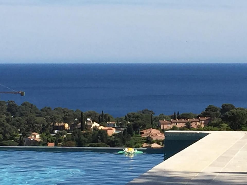 new! Villa privée avec piscine individuelle et vue mer panoramique, au calme, proche plages et Saint-Tropez House in Cavalaire-sur-Mer