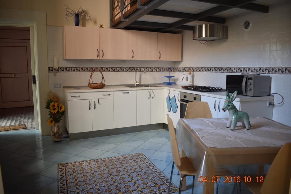 Communal lounge/ TV room, Kitchen or kitchenette, Living room, Dining area