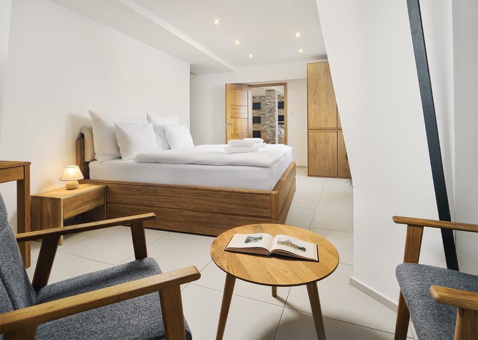 Bed, Photo of the whole room, Seating area, Bedroom, towels