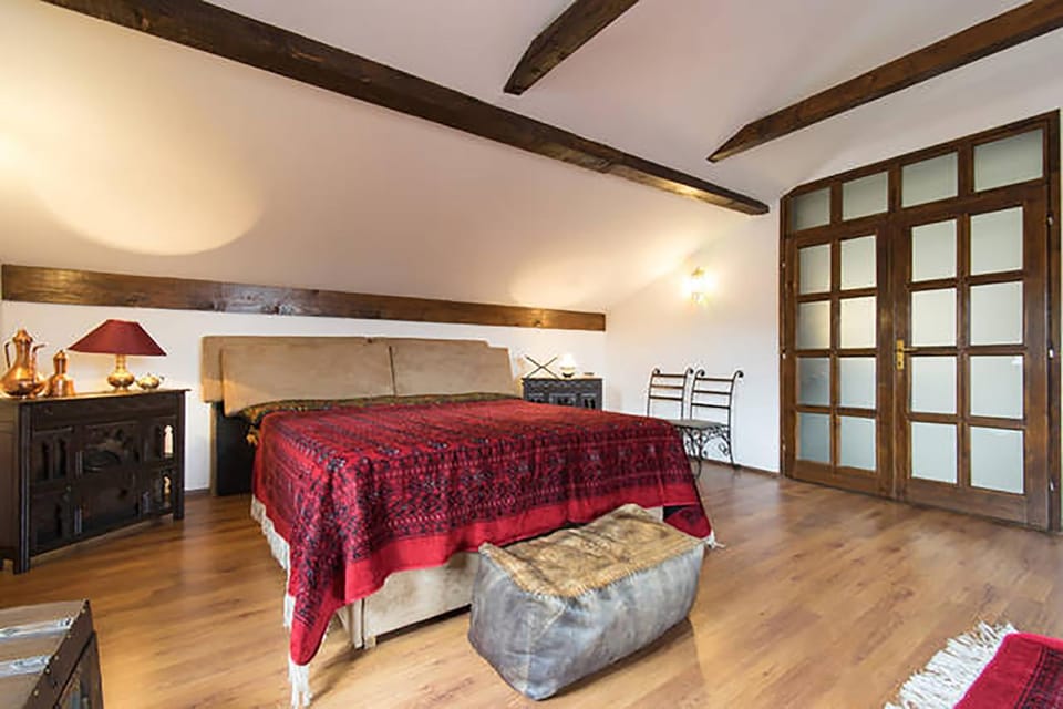 Photo of the whole room, Decorative detail, Bedroom