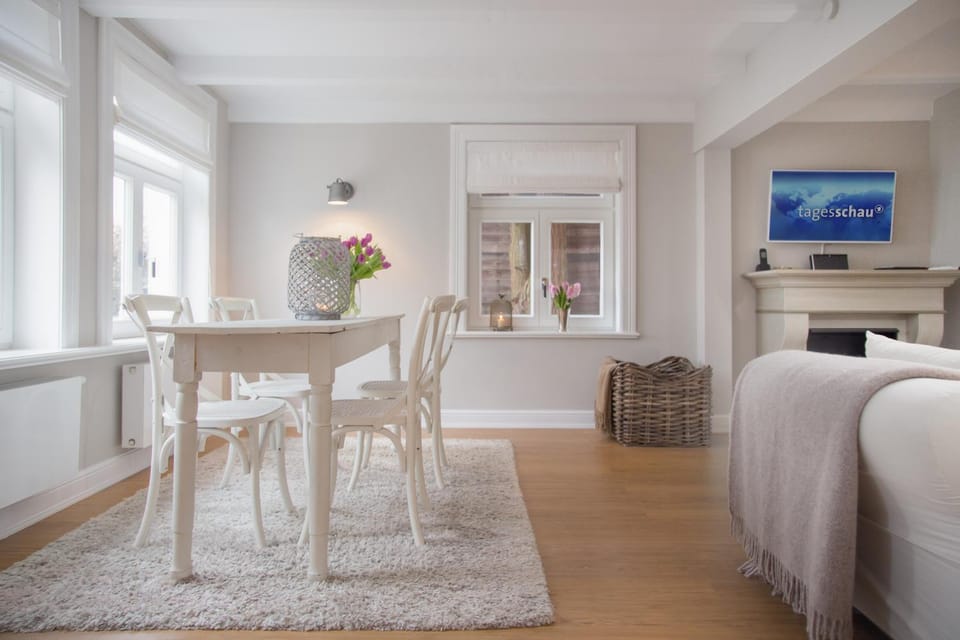 TV and multimedia, Living room, Dining area