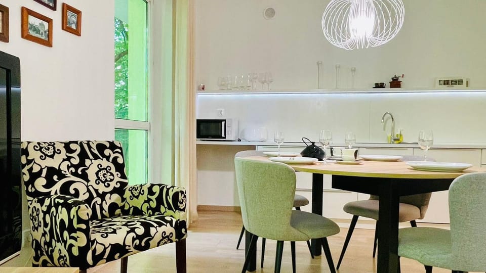 Kitchen or kitchenette, Seating area, Dining area