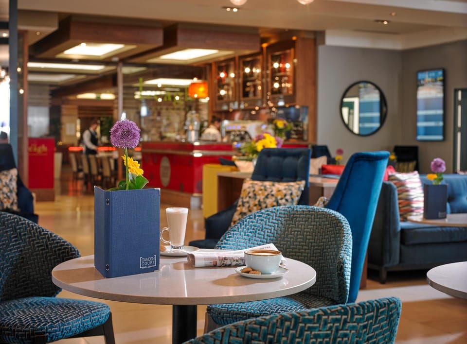 Restaurant/places to eat, Lounge or bar