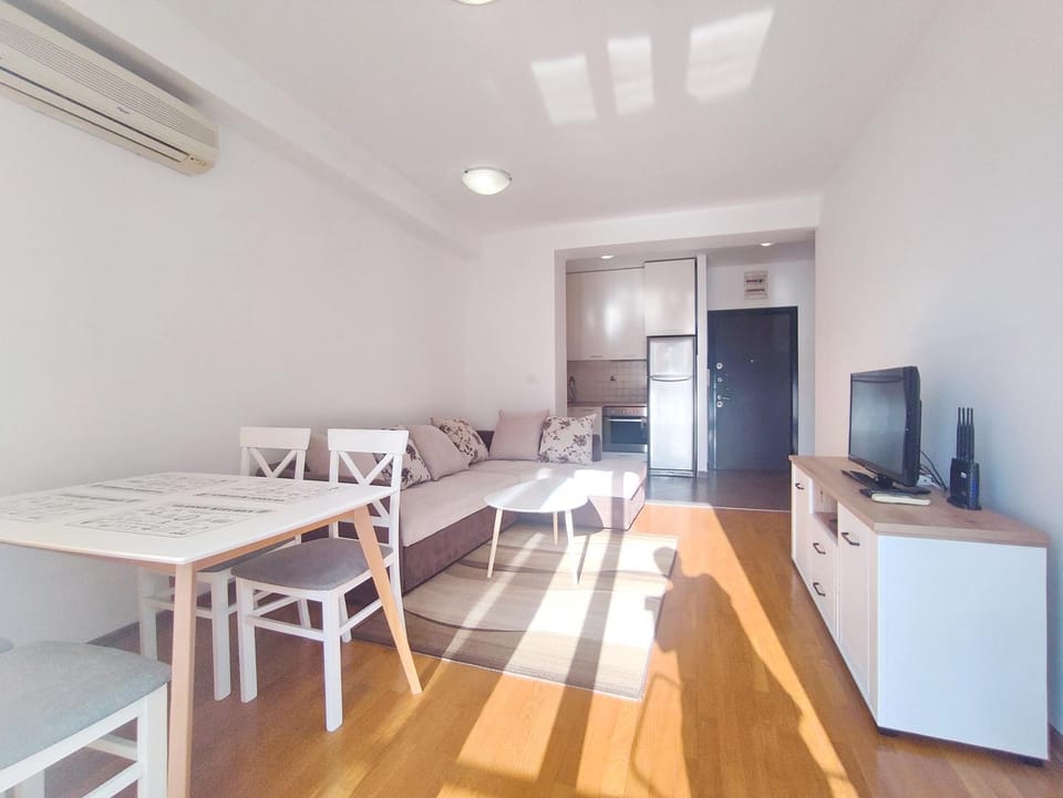TV and multimedia, Living room, Seating area, Dining area, air conditioner