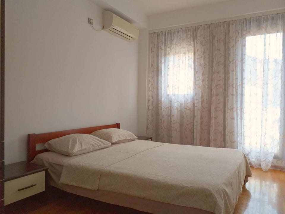 Bed, Bedroom, internet, air conditioner