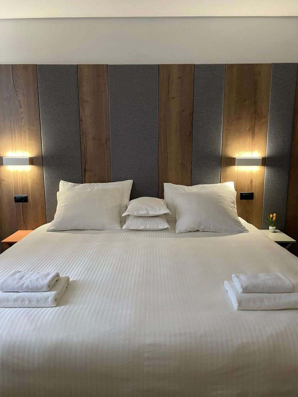 Bed, Photo of the whole room, Bedroom, towels