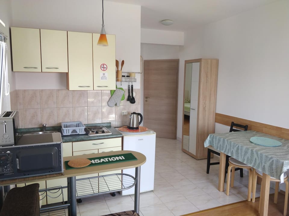 Kitchen or kitchenette, Dining area