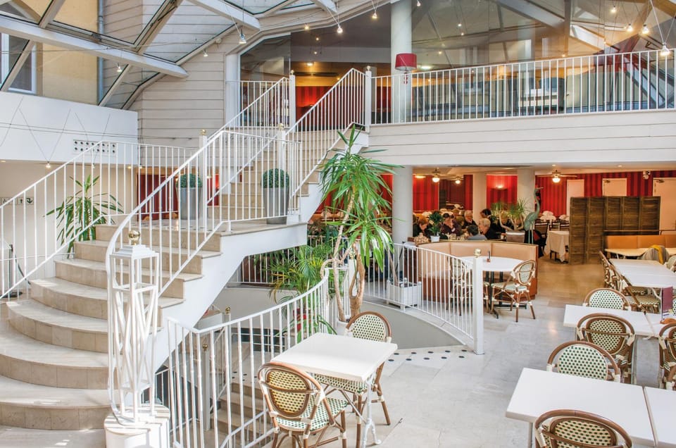 Restaurant/places to eat, Lounge or bar