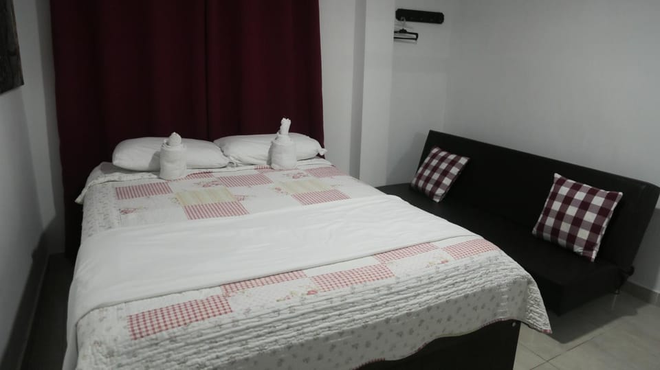 Bed, Bedroom, towels