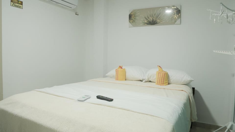 Bed, Photo of the whole room, Bedroom, air conditioner