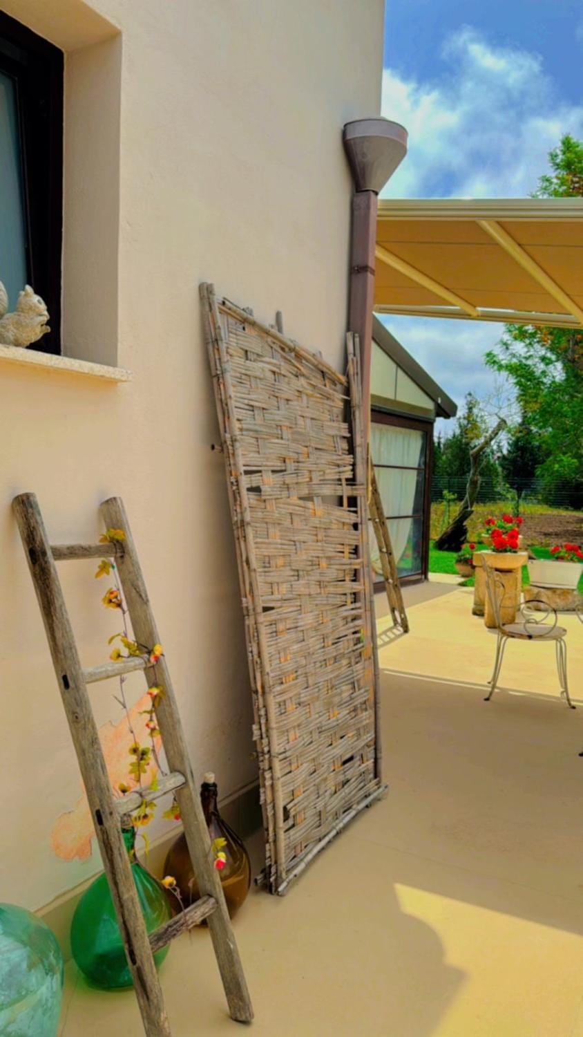Property building, Patio, Day, Summer, internet