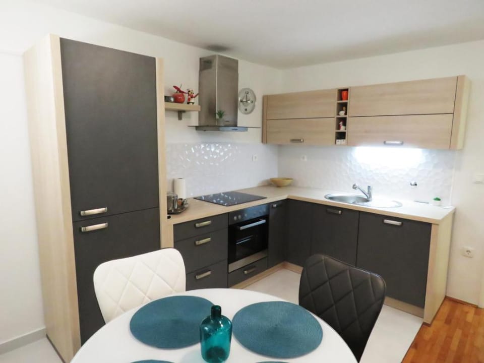Property building, Kitchen or kitchenette, Dining area