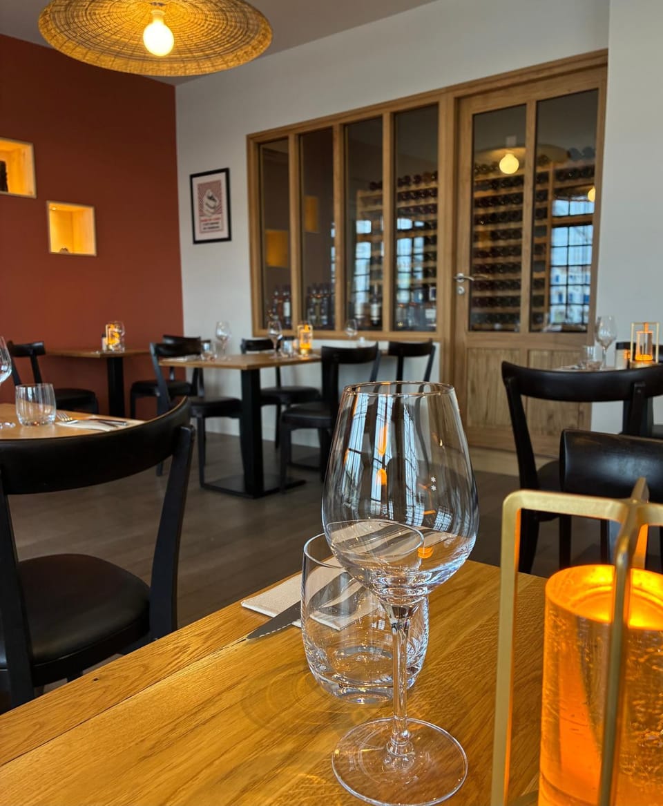 Restaurant/places to eat, Food and drinks, Alcoholic drinks