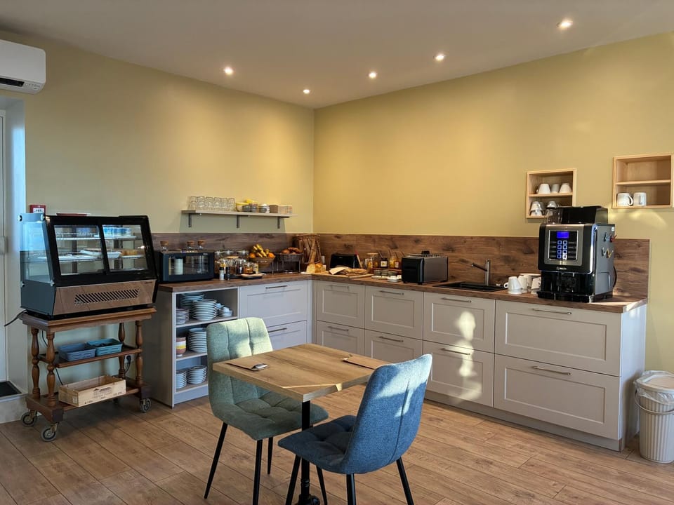 Coffee/tea facilities, Food and drinks, Dining area, Food, Breakfast