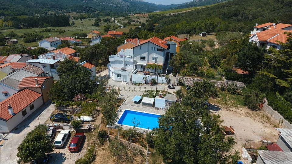 Bird's eye view, Pool view