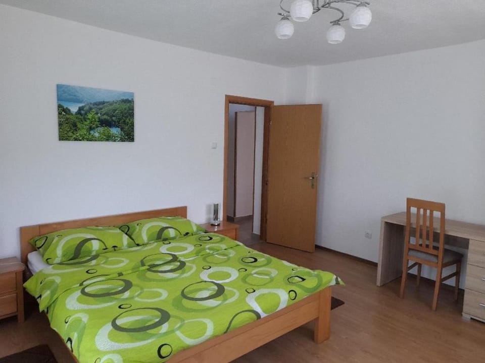 Photo of the whole room, Bedroom