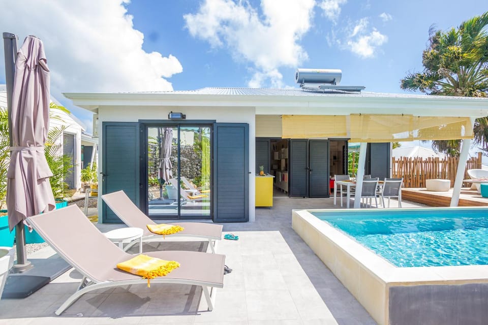 Property building, Patio, Balcony/Terrace, Swimming pool, Swimming pool