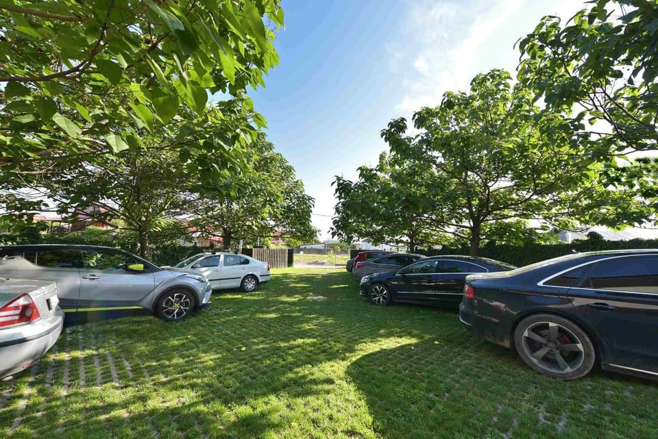 Garden, Parking