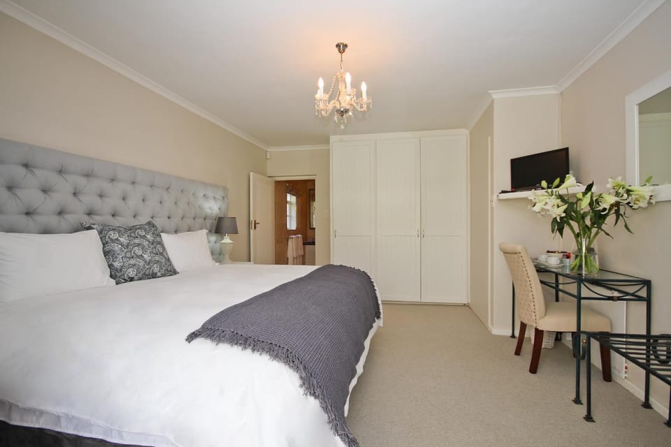 TV and multimedia, Coffee/tea facilities, Photo of the whole room, Seating area, Bedroom
