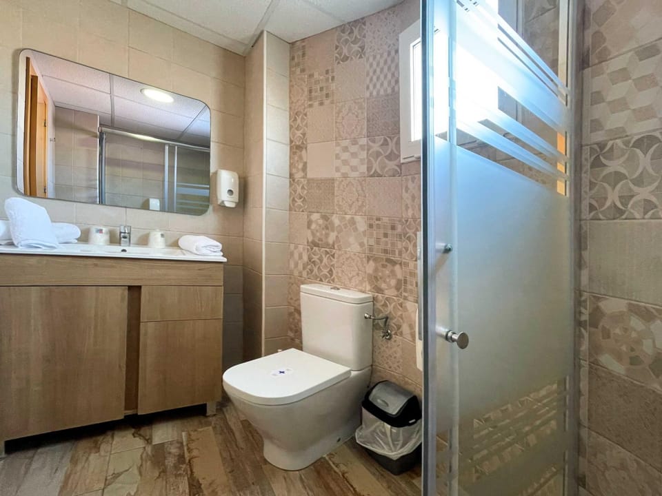 Shower, Toilet, towels
