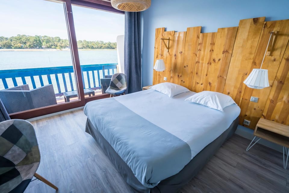 Bed, Photo of the whole room, Lake view