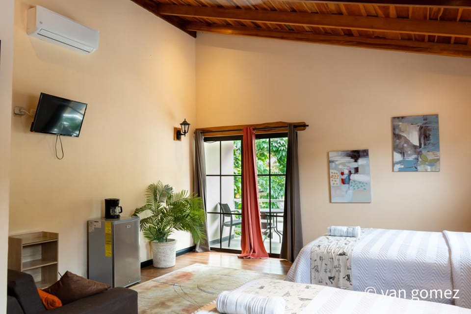 Bed, TV and multimedia, Photo of the whole room, air conditioner