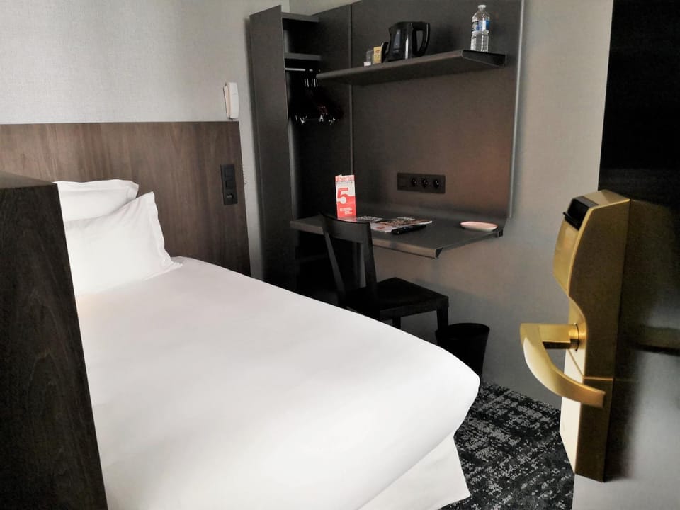 Bed, Coffee/tea facilities, Photo of the whole room, Decorative detail, Bedroom