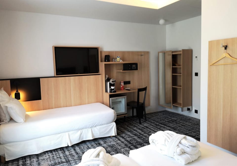 Bed, TV and multimedia, Coffee/tea facilities, Photo of the whole room, Decorative detail, Bedroom, Area and facilities