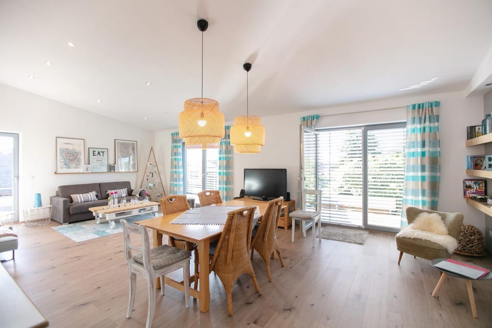 TV and multimedia, Living room, Seating area, Dining area