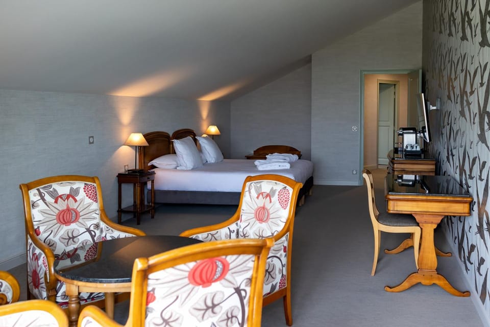 Bed, Photo of the whole room, Seating area, Bedroom