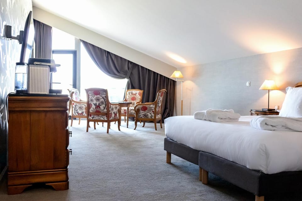 Bed, Living room, Photo of the whole room, Bedroom
